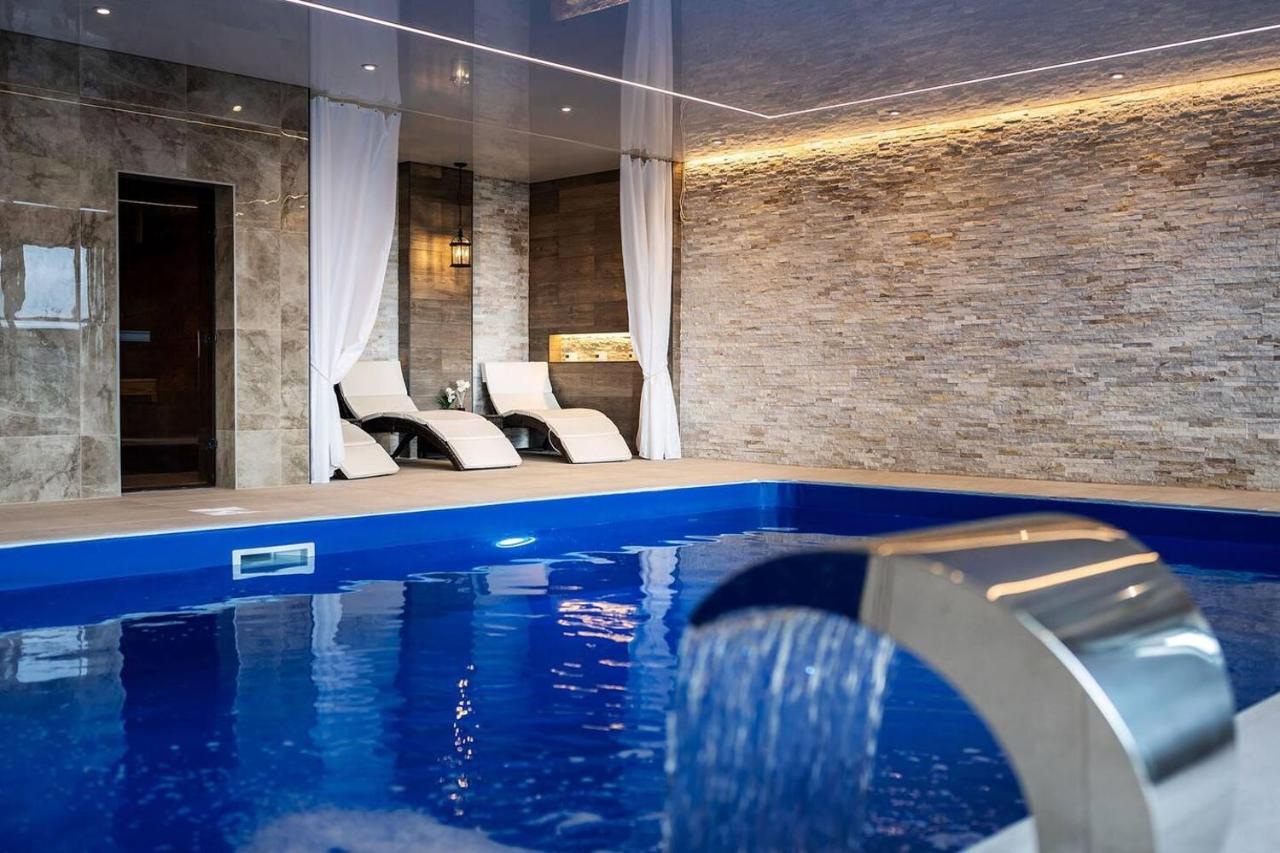 Clwyd Gate Manor Pool Sauna Hottub Cave Wales 里辛 外观 照片